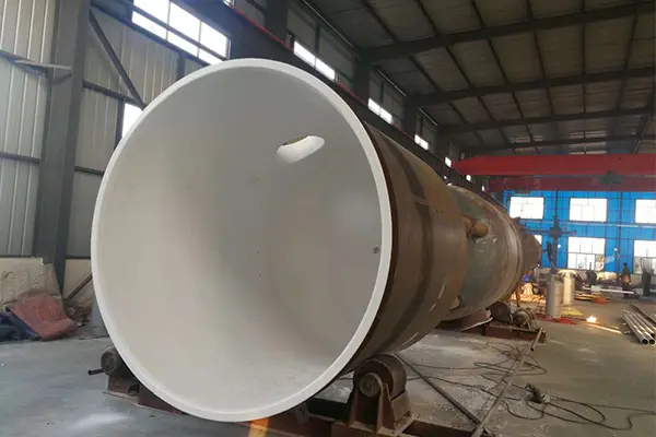 ¿Qué deberían evaluar los ingenieros antes de seleccionar equipos revestidos de PTFE?